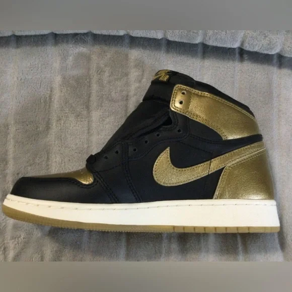 Nike Air Jordan 1 Retro High OG Black/Metallic Gold Size 6Y - Picture 9 of 15